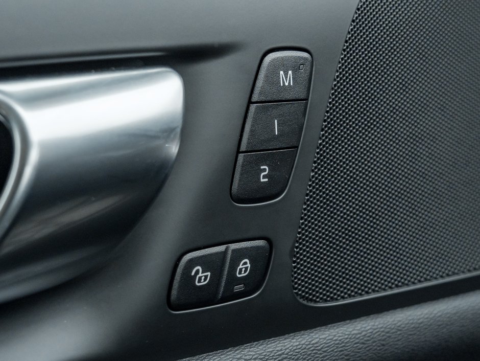 Volvo V60 Cross Country B5 AWD Core  LOW KM  NEARLY NEW  VOLVO CPO 2025-13