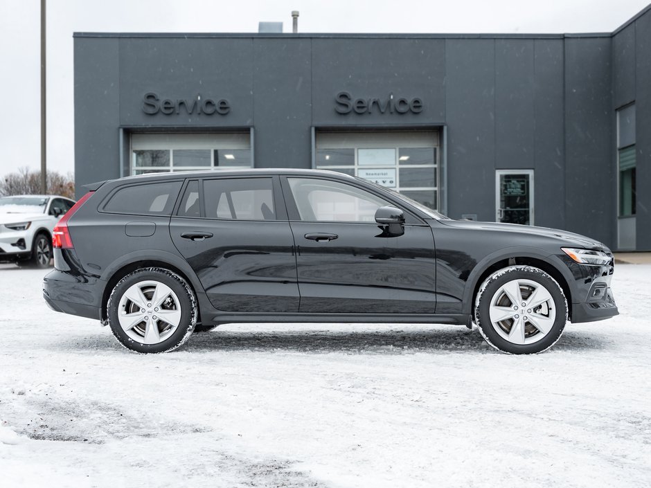 Volvo V60 Cross Country B5 AWD Core  LOW KM  NEARLY NEW  VOLVO CPO 2025-4