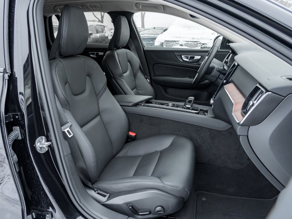 Volvo V60 Cross Country B5 AWD Core  LOW KM  NEARLY NEW  VOLVO CPO 2025-19