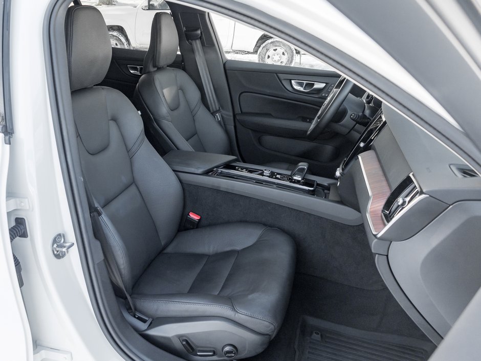 Volvo V60 Cross Country B5 AWD PLUS  ISD 5th Aug 2025  CPO RATE FROM 3.49% 2025-21