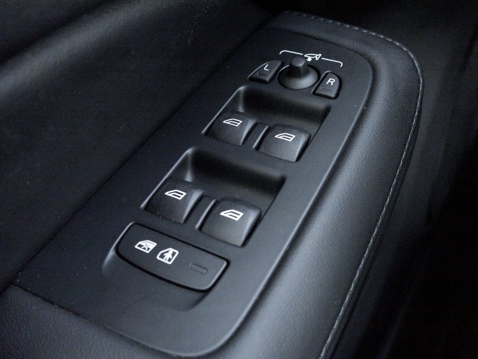 Volvo V60 Cross Country B5 AWD PLUS  ISD 5th Aug 2025  CPO RATE FROM 3.49% 2025-13