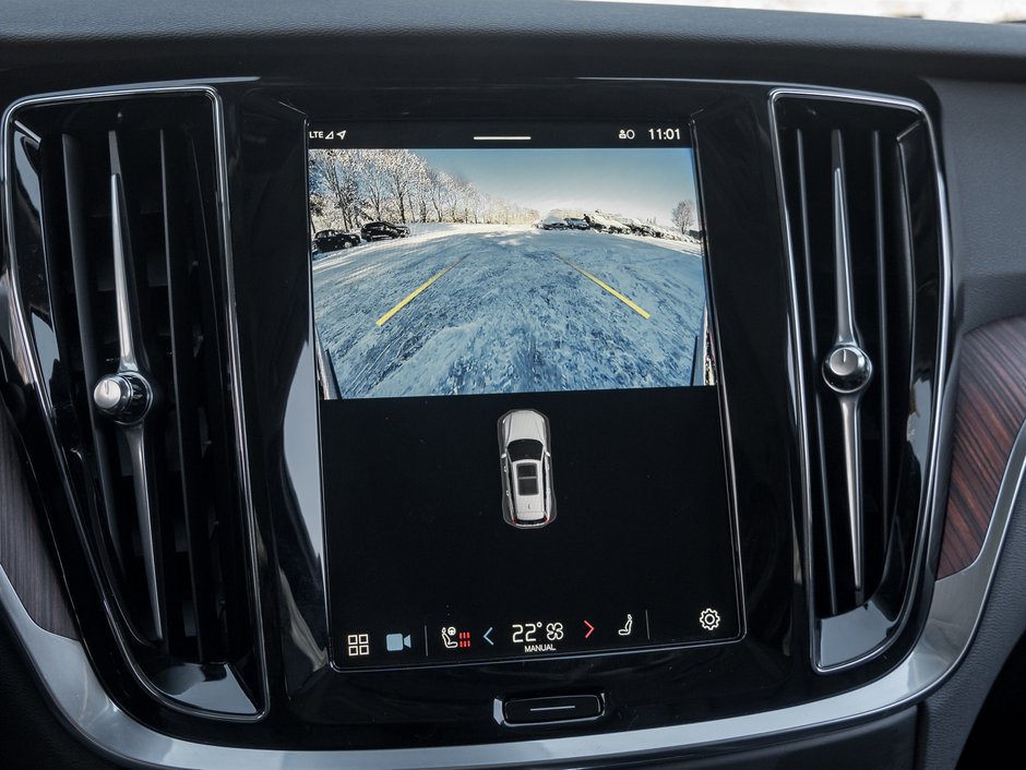 Volvo V60 Cross Country B5 AWD PLUS  19 ALLOY WHEELS  CLIMATE PACK  CPO 2025-12