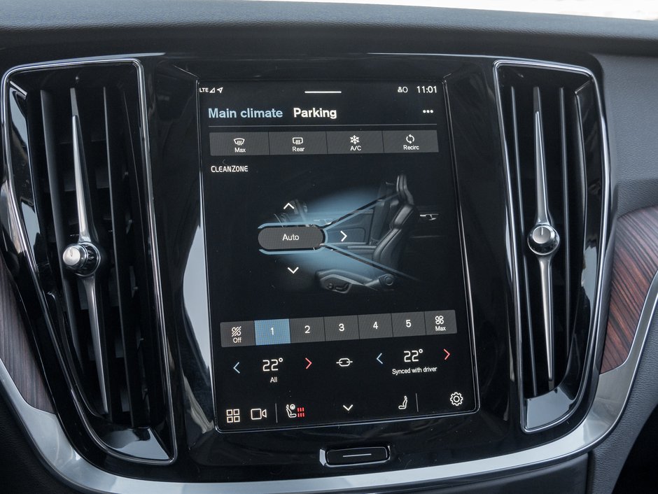 Volvo V60 Cross Country B5 AWD PLUS  19 ALLOY WHEELS  CLIMATE PACK  CPO 2025-17