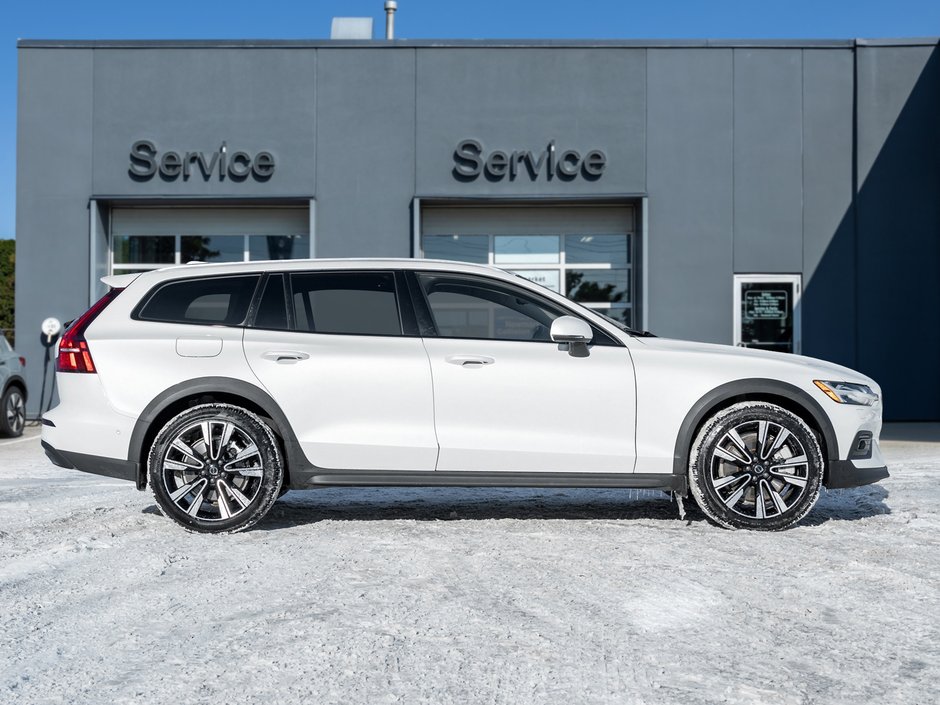 2025 Volvo V60 Cross Country B5 AWD PLUS  19 ALLOY WHEELS  CLIMATE PACK  CPO-4