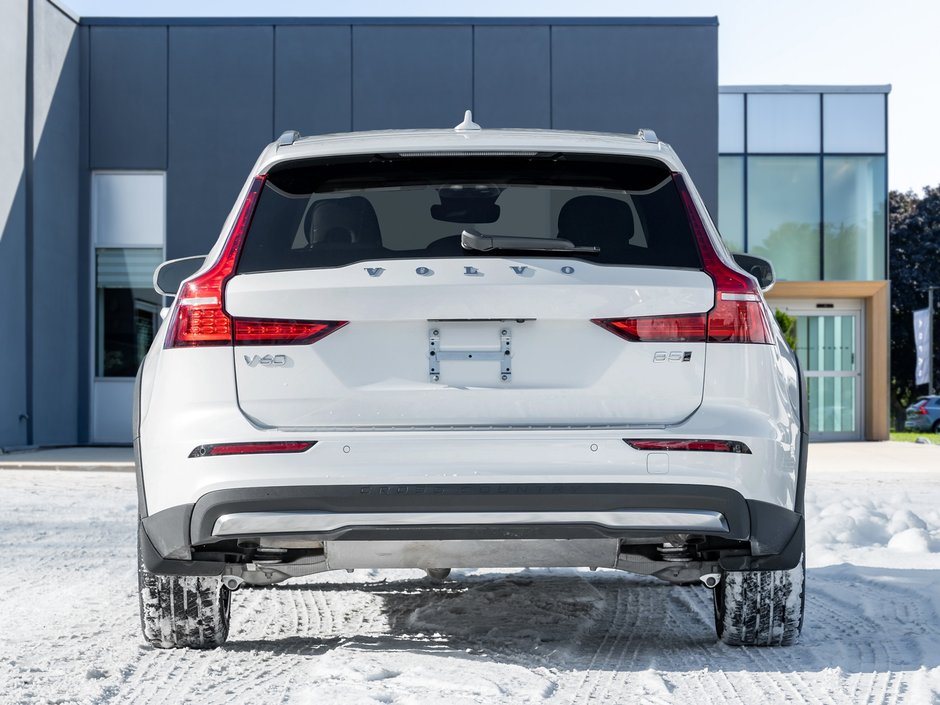 2025 Volvo V60 Cross Country B5 AWD PLUS  19 ALLOY WHEELS  CLIMATE PACK  CPO-5