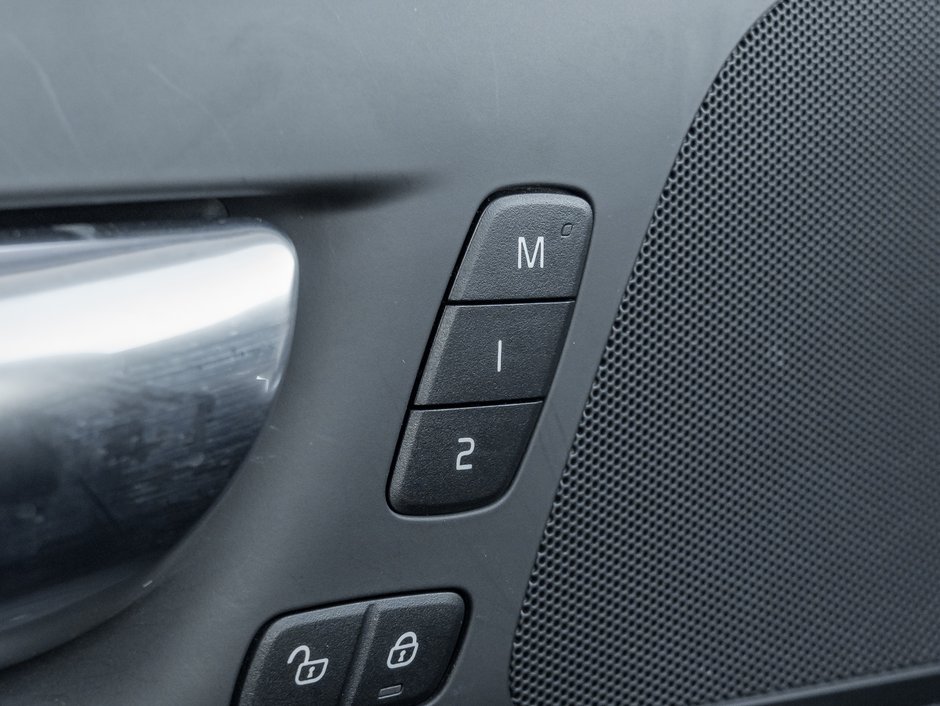 Volvo V60 Cross Country B5 AWD PLUS  19 ALLOY WHEELS  CLIMATE PACK  CPO 2025-14