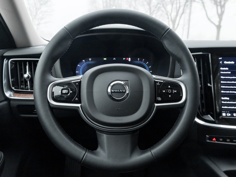 2025 Volvo V60 Cross Country B5 AWD Plus  19 ALLOY WHEELS  LOW KM  CPO-7