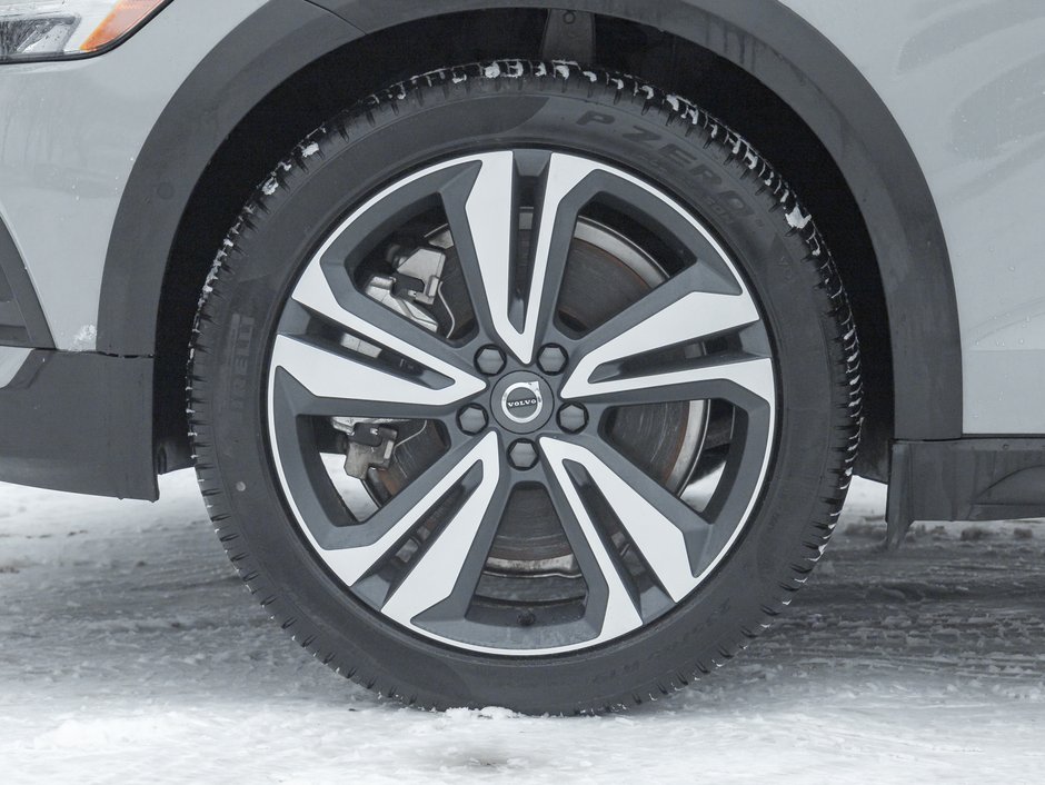 2025 Volvo V60 Cross Country B5 AWD Plus  19 ALLOY WHEELS  LOW KM  CPO-3