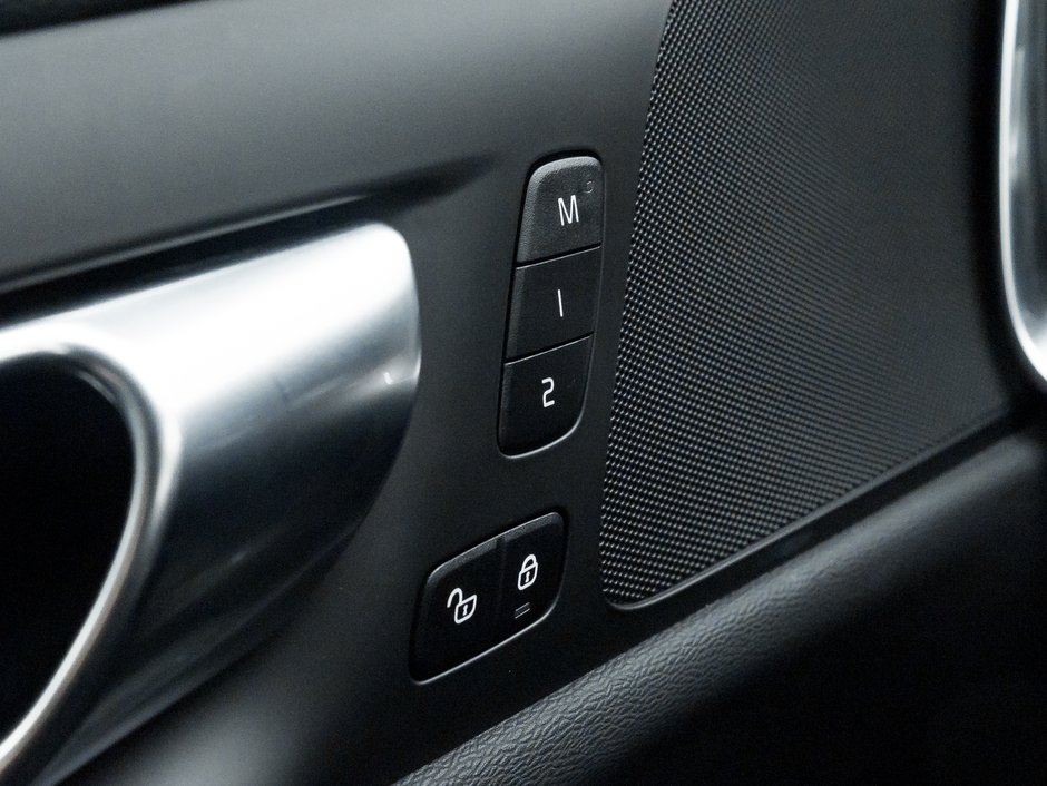 2025 Volvo V60 Cross Country B5 AWD Plus  19 ALLOY WHEELS  LOW KM  CPO-14