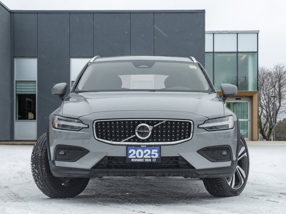 2025 Volvo V60 Cross Country B5 AWD Plus  19 ALLOY WHEELS  LOW KM  CPO-1