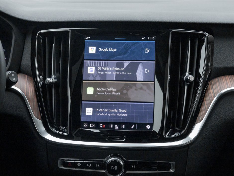 2025 Volvo V60 Cross Country B5 AWD Plus  19 ALLOY WHEELS  LOW KM  CPO-23