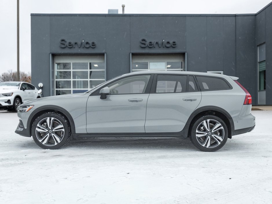 2025 Volvo V60 Cross Country B5 AWD Plus  19 ALLOY WHEELS  LOW KM  CPO-2