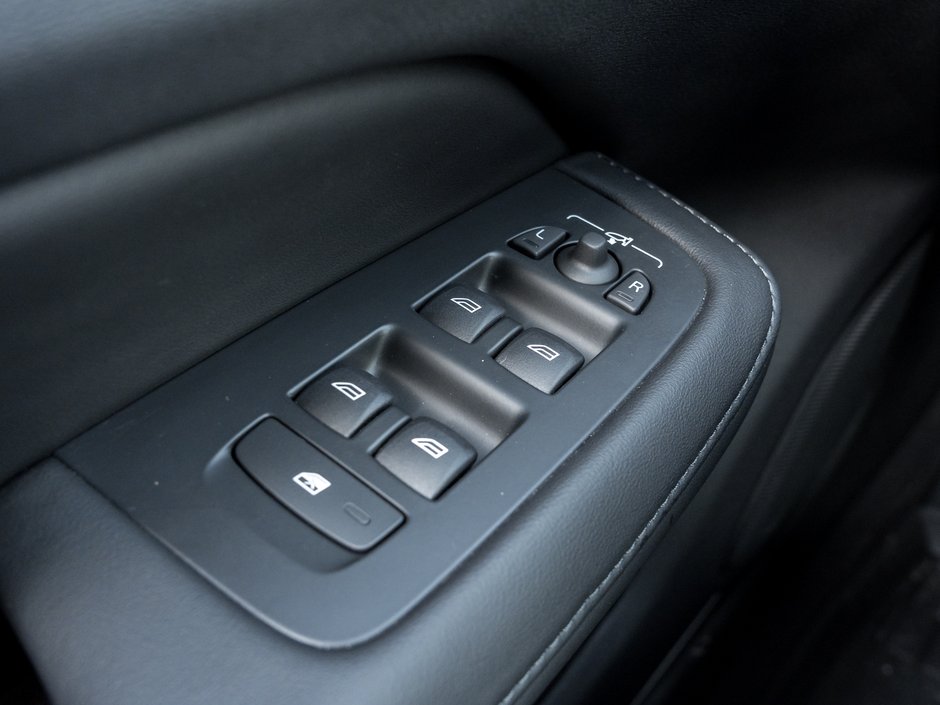 Volvo V60 Cross Country B5 AWD Core  LOW KM  NEARLY NEW  VOLVO CPO 2025-12