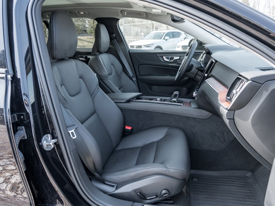 Volvo V60 Cross Country B5 AWD Core  LOW KM  NEARLY NEW  VOLVO CPO 2025-19