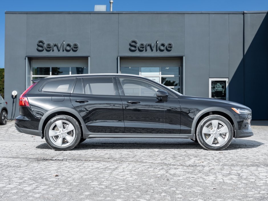Volvo V60 Cross Country B5 AWD Core  LOW KM  NEARLY NEW  VOLVO CPO 2025-4