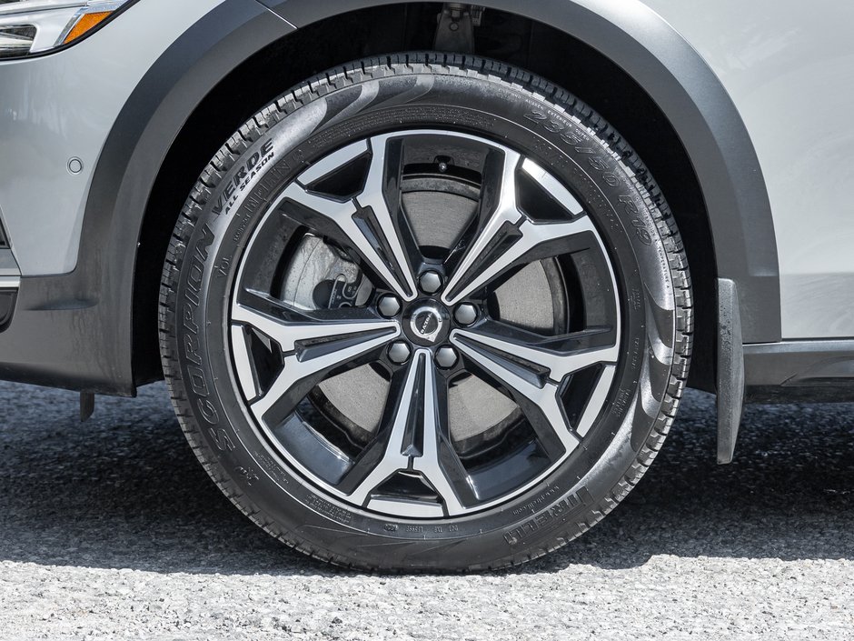 2025 Volvo V90 Cross Country B6 AWD PLUS  19 ALLOY WHEELS  CPO RATE fr 3.49%*-3