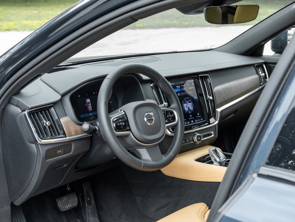 2026 Volvo V90 Cross Country B6 AWD ULTRA  NON DAILY RENTAL  EXEC DEMO  CPO-6