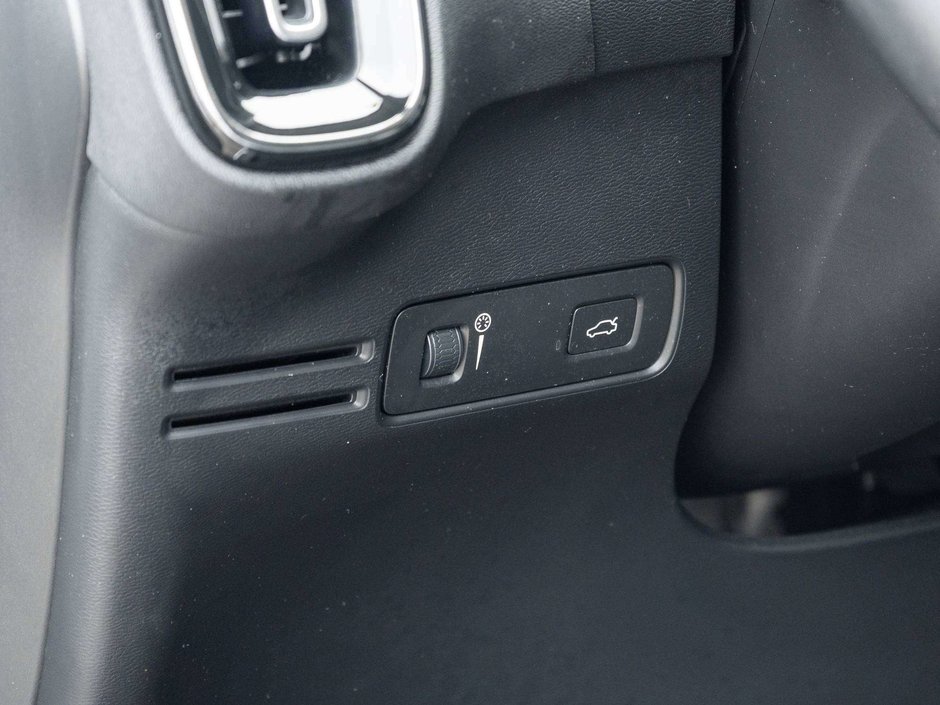 2019 Volvo XC40 Momentum PLUS^Trade In^Navi^Power Roof^One Owner-14