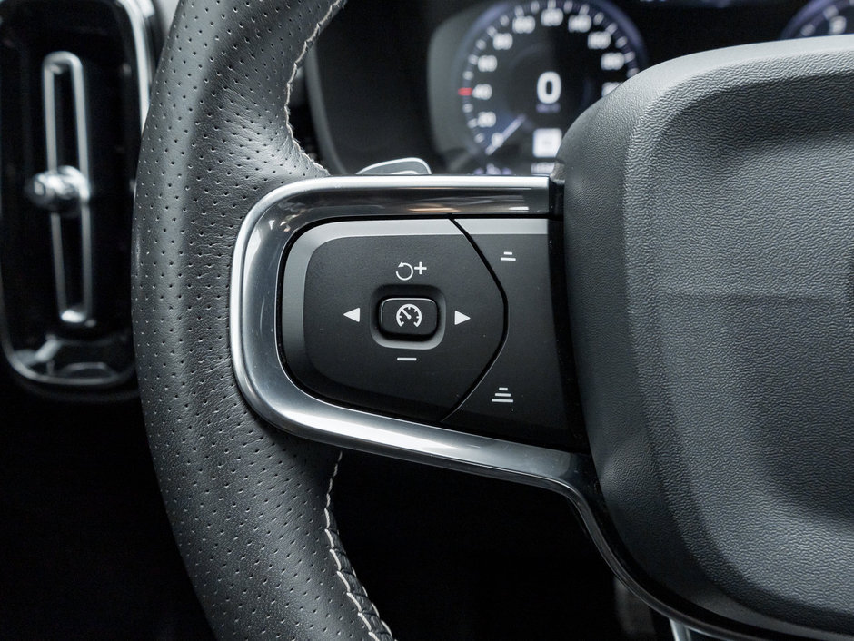 2020 Volvo XC40 T5 AWD R-Design  PREMIUM OACKAGE  SAFETY CERTIFIED-8