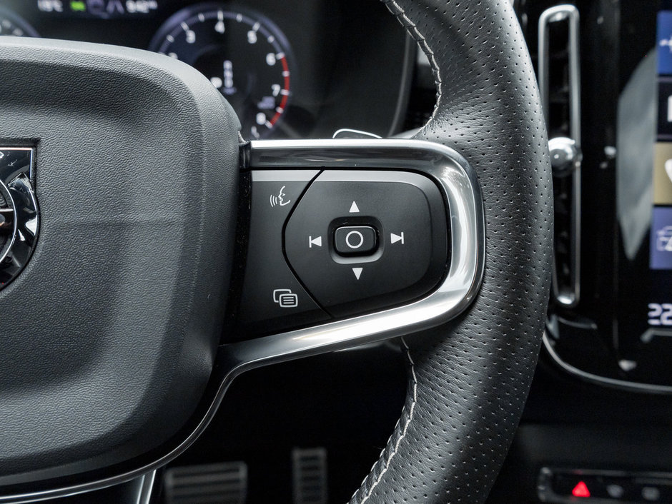 2020 Volvo XC40 T5 AWD R-Design  PREMIUM OACKAGE  SAFETY CERTIFIED-9