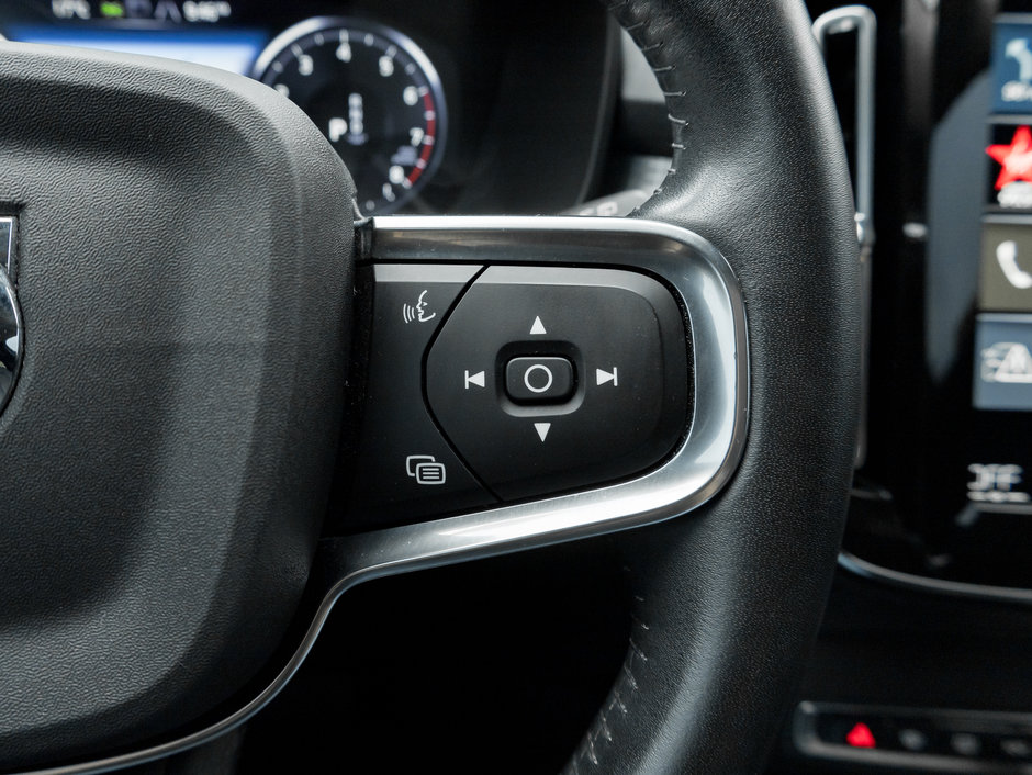 2021 Volvo XC40 T5 AWD Momentum  FEATURE-RICH  VALUE PACKED-9
