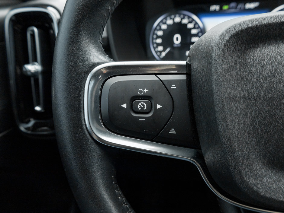 2021 Volvo XC40 T5 AWD Momentum  FEATURE-RICH  VALUE PACKED-8