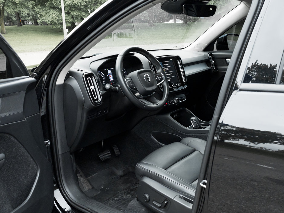 2021 Volvo XC40 T5 AWD Momentum  FEATURE-RICH  VALUE PACKED-6