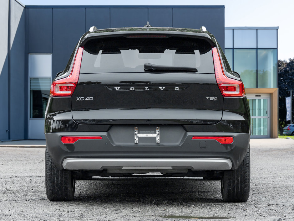 2021 Volvo XC40 T5 AWD Momentum  FEATURE-RICH  VALUE PACKED-5