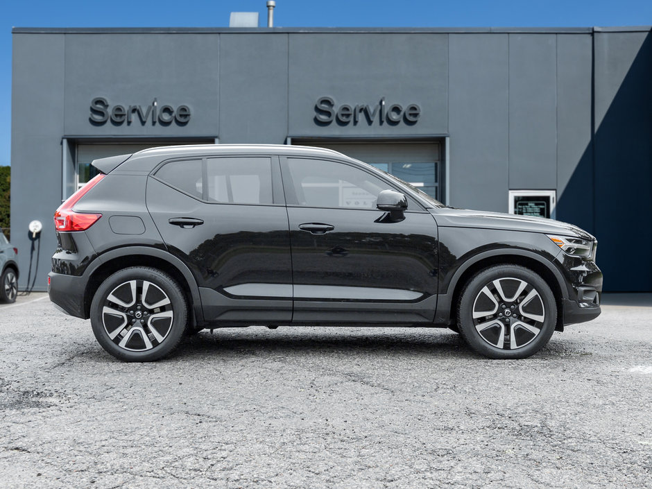 2021 Volvo XC40 T5 AWD Momentum  FEATURE-RICH  VALUE PACKED-4