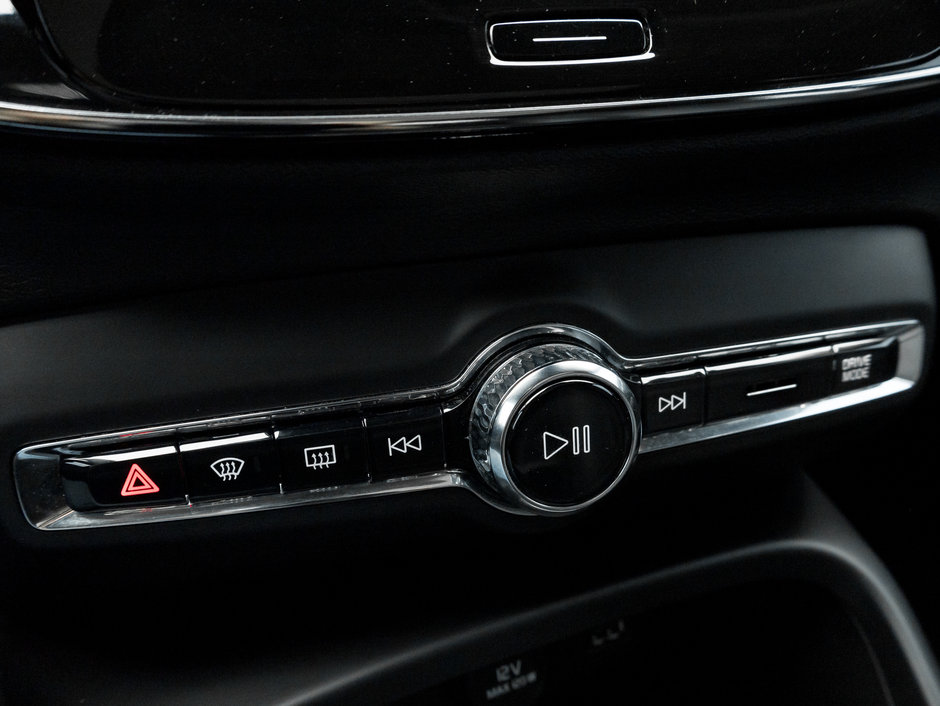 2021 Volvo XC40 T5 AWD Momentum  FEATURE-RICH  VALUE PACKED-16