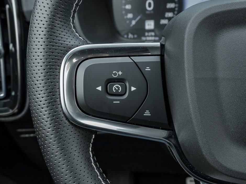 2021 Volvo XC40 T5 AWD R-Design LOW MILEAGE-8