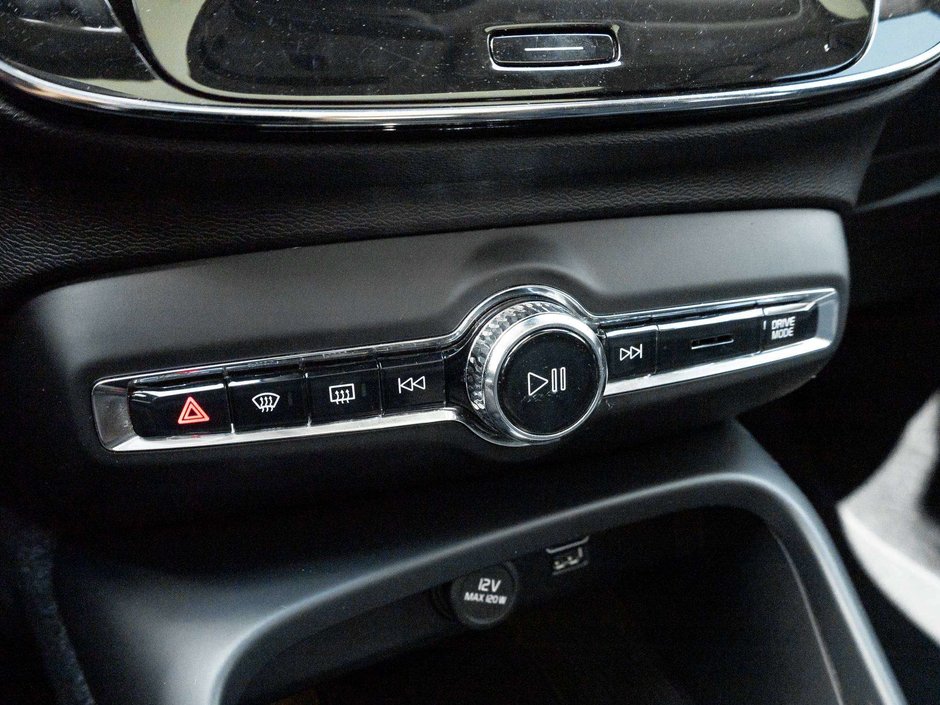 Volvo XC40 INSCRIPTION  CPO RATE 2.99%* -84 MONTH  ONE OWNER 2022-16
