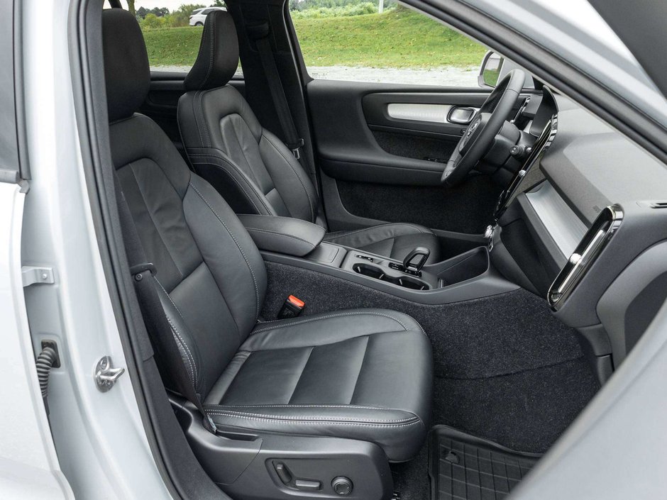 2022 Volvo XC40 MOMENTUM^Pano Roof^Navi^Premium Pack^fr 2.99%*-21