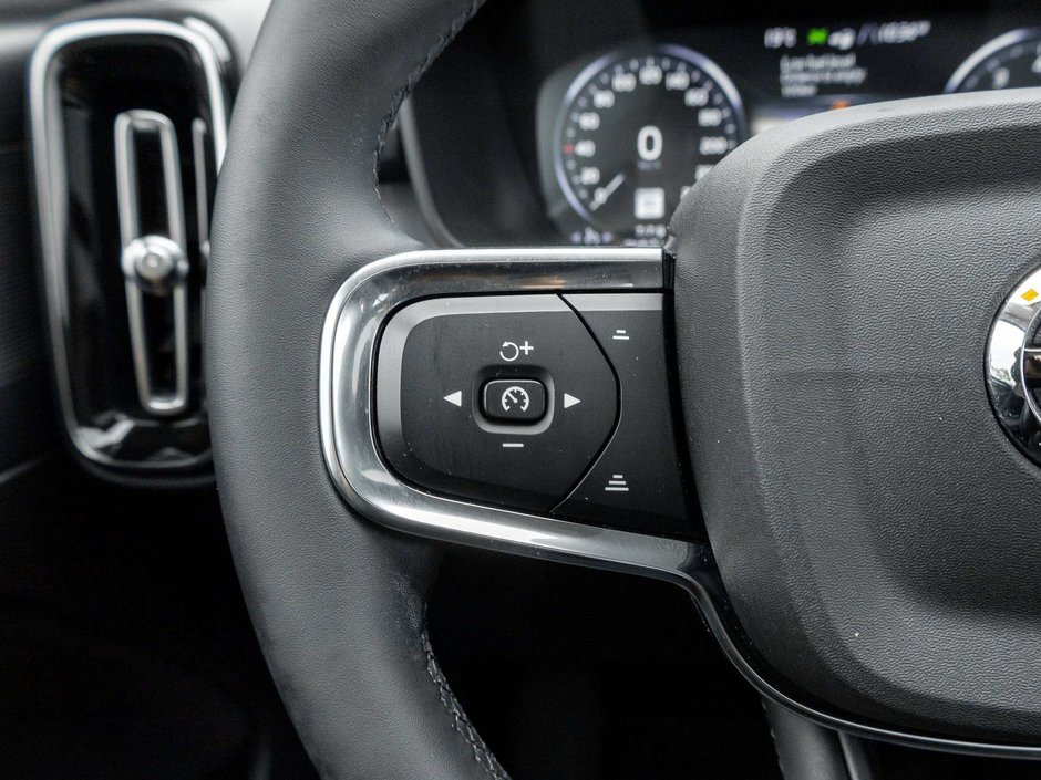 2022 Volvo XC40 MOMENTUM^Pano Roof^Navi^Premium Pack^fr 2.99%*-9