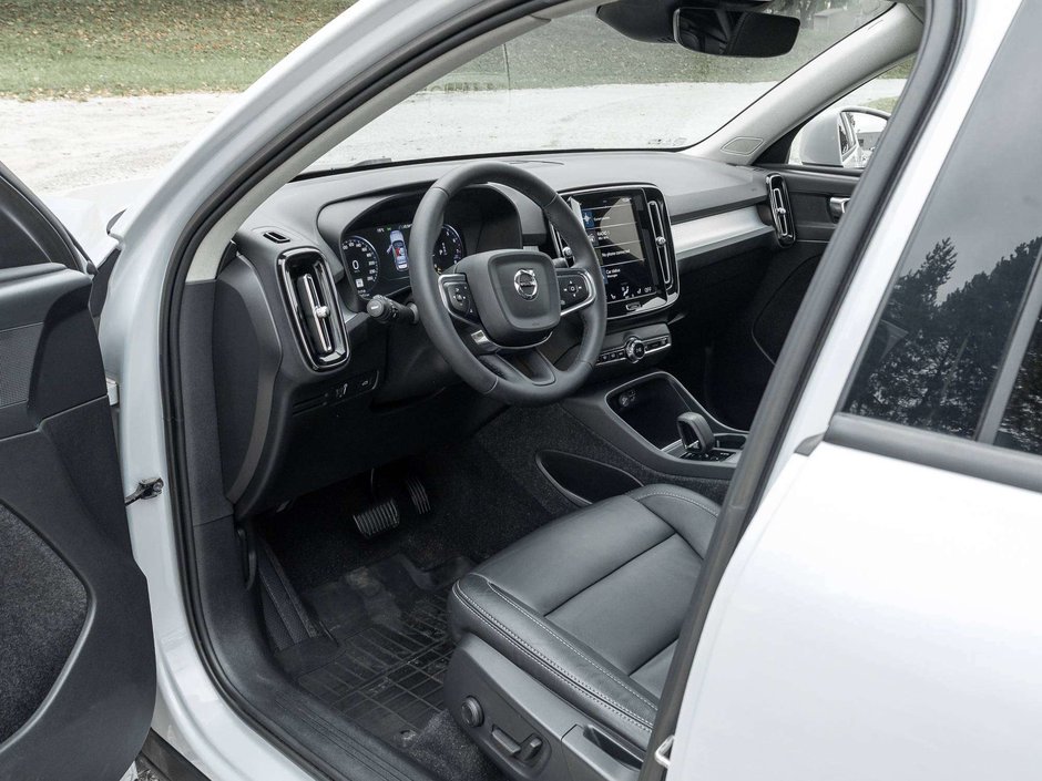 2022 Volvo XC40 MOMENTUM^Pano Roof^Navi^Premium Pack^fr 2.99%*-6
