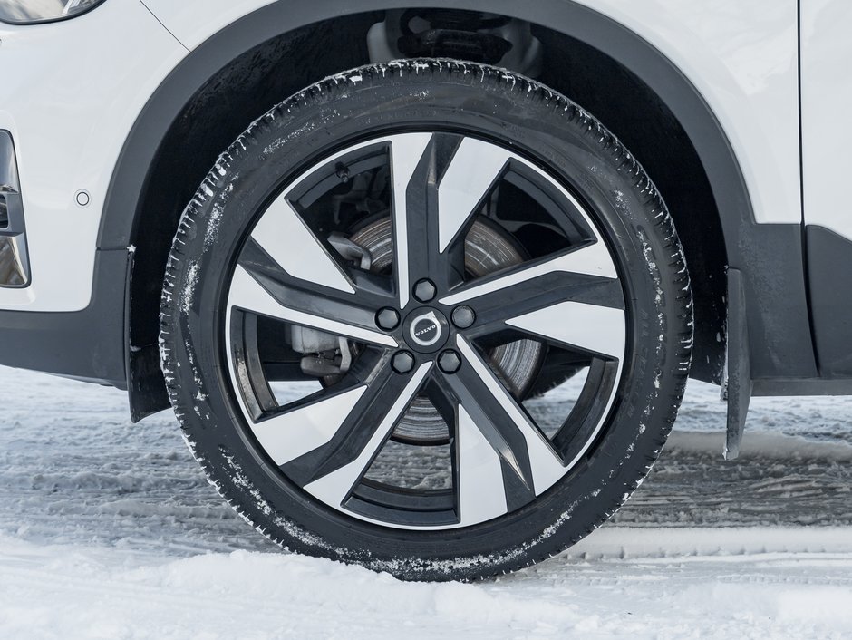 2024 Volvo XC40 B5 AWD Plus Dark Theme  HARMAN KARDON  OFF LEASE-3