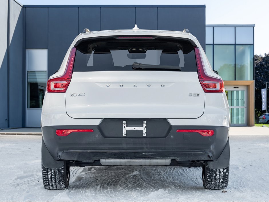 2024 Volvo XC40 B5 AWD Plus Dark Theme  HARMAN KARDON  OFF LEASE-5