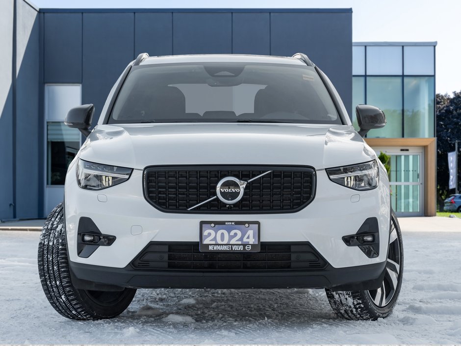 2024 Volvo XC40 B5 AWD Plus Dark Theme  HARMAN KARDON  OFF LEASE-1
