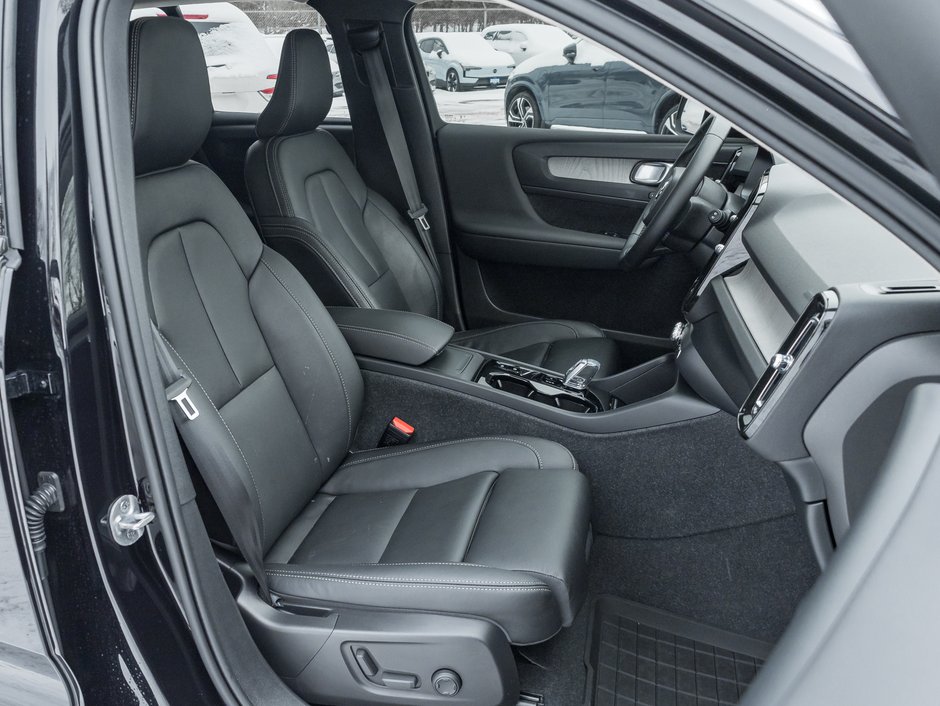 Volvo XC40 B5 AWD Ultimate Dark Theme  TRADE IN  VOLVO CPO 2024-22