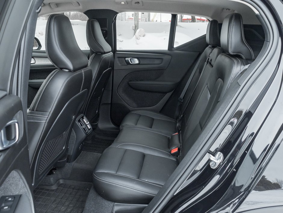 Volvo XC40 B5 AWD Ultimate Dark Theme  TRADE IN  VOLVO CPO 2024-23