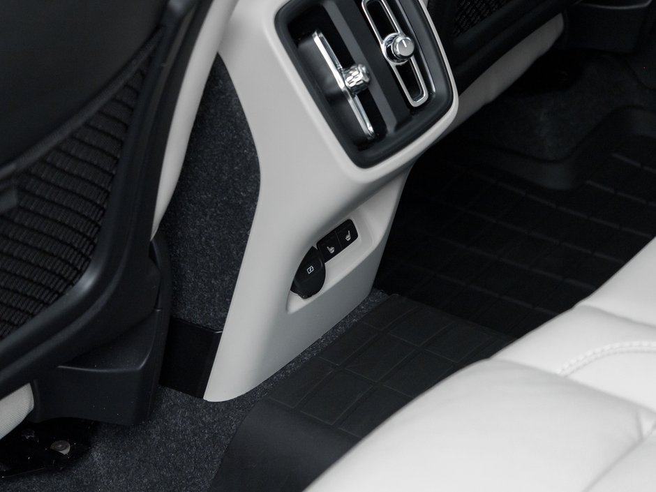 Volvo XC40 B5 AWD PLUS  LOW MILEAGE  3.49%*CPO RATE UP TO 84M 2024-24