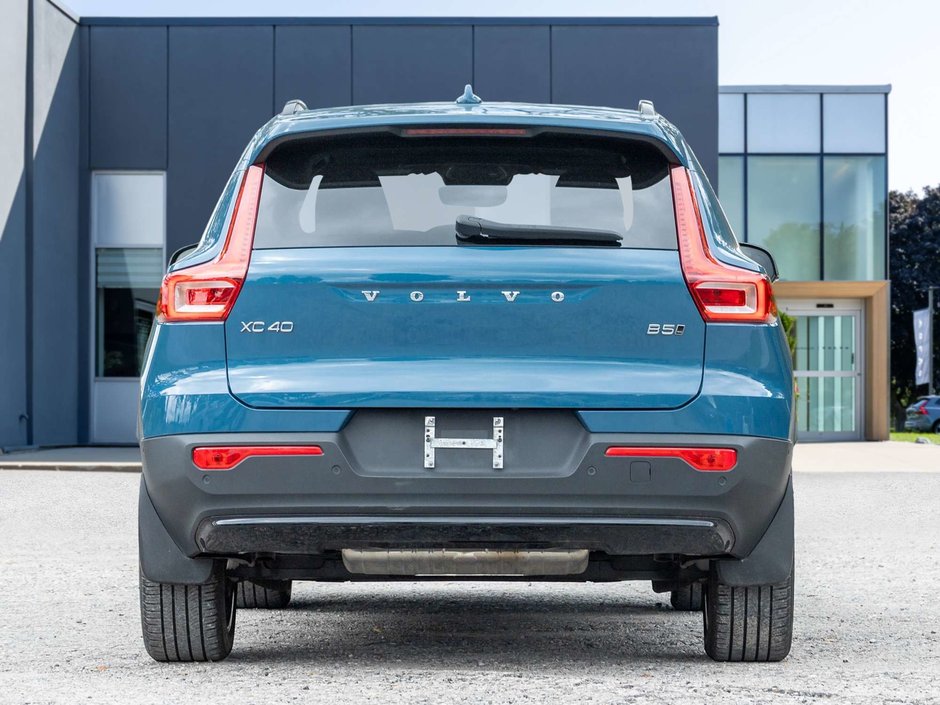 2024 Volvo XC40 Plus Dark Theme-5