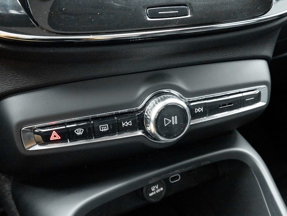 2024 Volvo XC40 Plus Dark Theme-18
