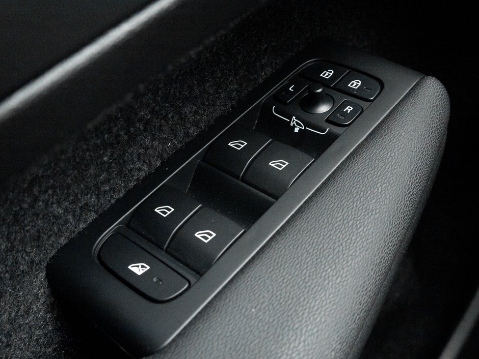 Volvo XC40 B5 AWD PLUS  FJORD BLUE  OFF LEASE  2.99%* 2024-14
