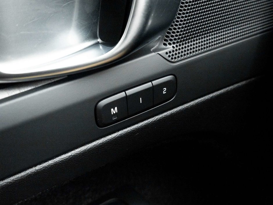 2024 Volvo XC40 Plus Dark Theme-15