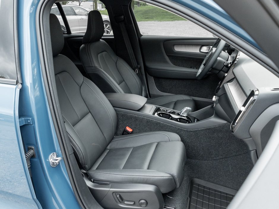Volvo XC40 B5 AWD PLUS  FJORD BLUE  OFF LEASE  2.99%* 2024-22