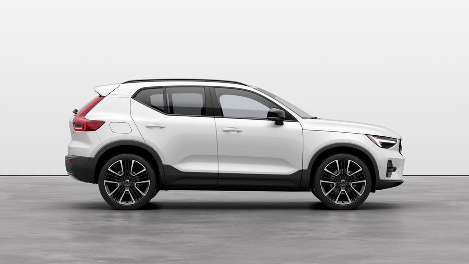 2025 Volvo XC40 B5 AWD Ultra Dark Theme-4