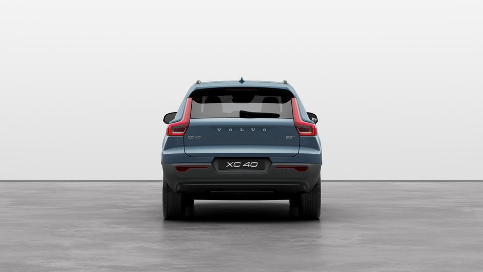 2025 Volvo XC40 B5 AWD Plus Dark Theme-3