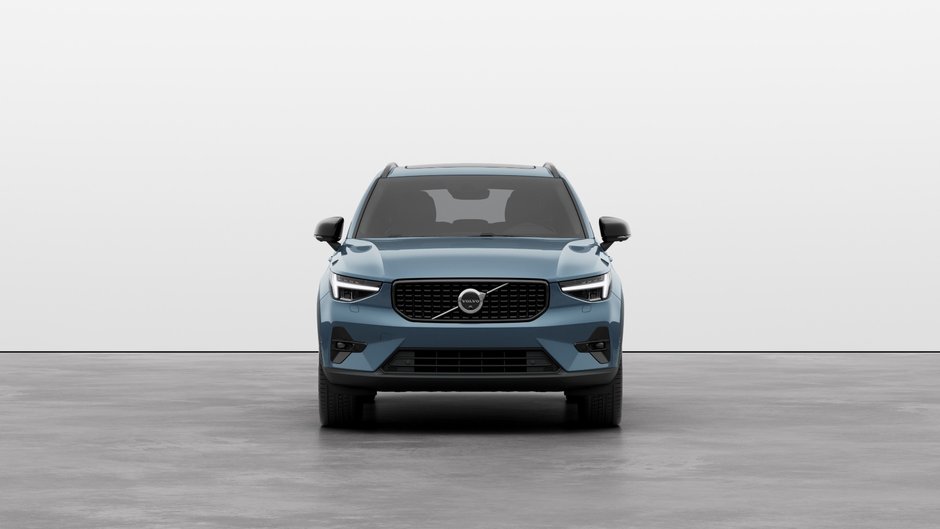 2025 Volvo XC40 B5 AWD Plus Dark Theme-2