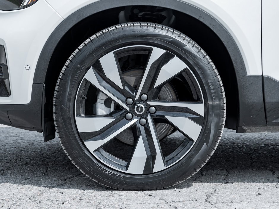 Volvo XC40 B5 AWD Plus Dark Theme  20 ALLOY WHEEL  CPO 2025-3